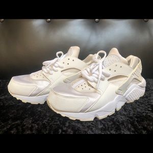 Pre-owned huarache white women’s sneaker